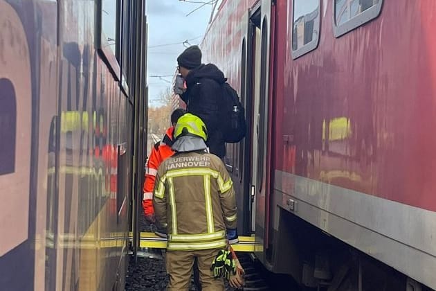 Helfer an der S-Bahn: Fahrgäste mussten stundenlang auf freier Strecke ausharren, bevor sie sicher abtransportiert werden konnten.