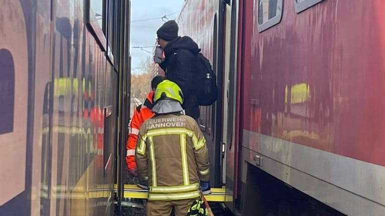 Helfer an der S-Bahn: Fahrgäste mussten stundenlang auf freier Strecke ausharren, bevor sie sicher abtransportiert werden konnten.