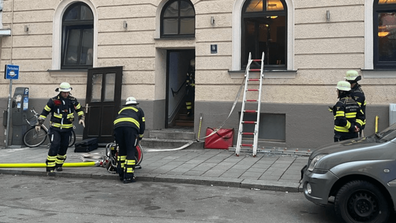 Dieses Münchner Gasthaus ist jetzt erstmal dicht: Die Feuerwehr löschte einen Brand in der Küche.