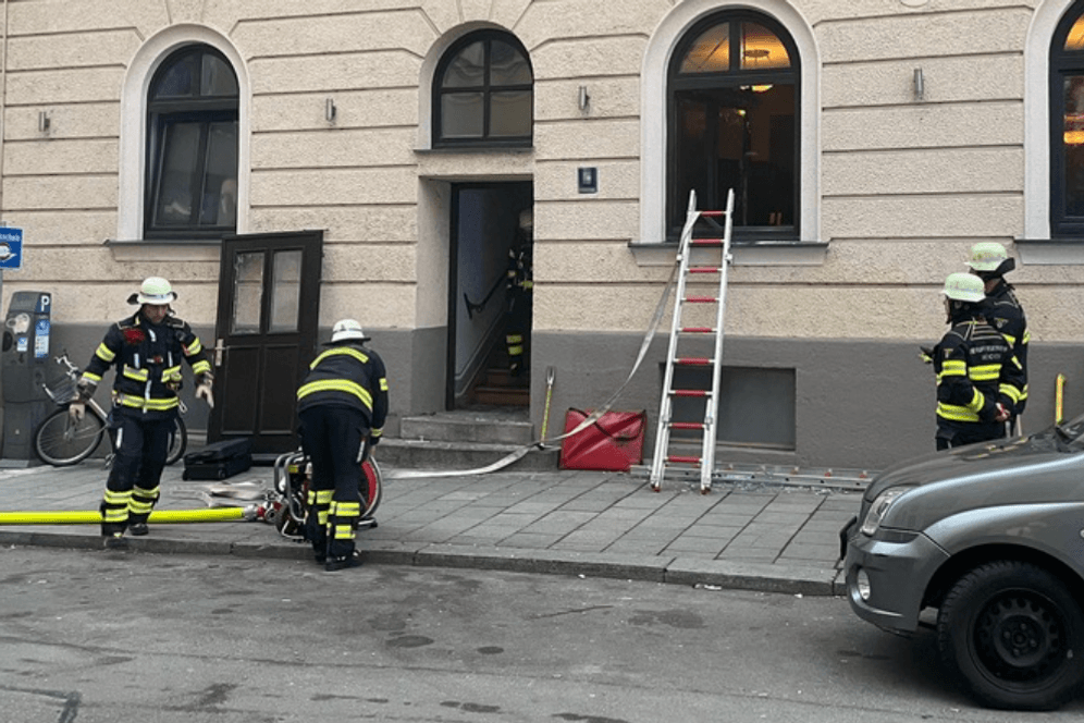 Dieses Münchner Gasthaus ist jetzt erstmal dicht: Die Feuerwehr löschte einen Brand in der Küche.