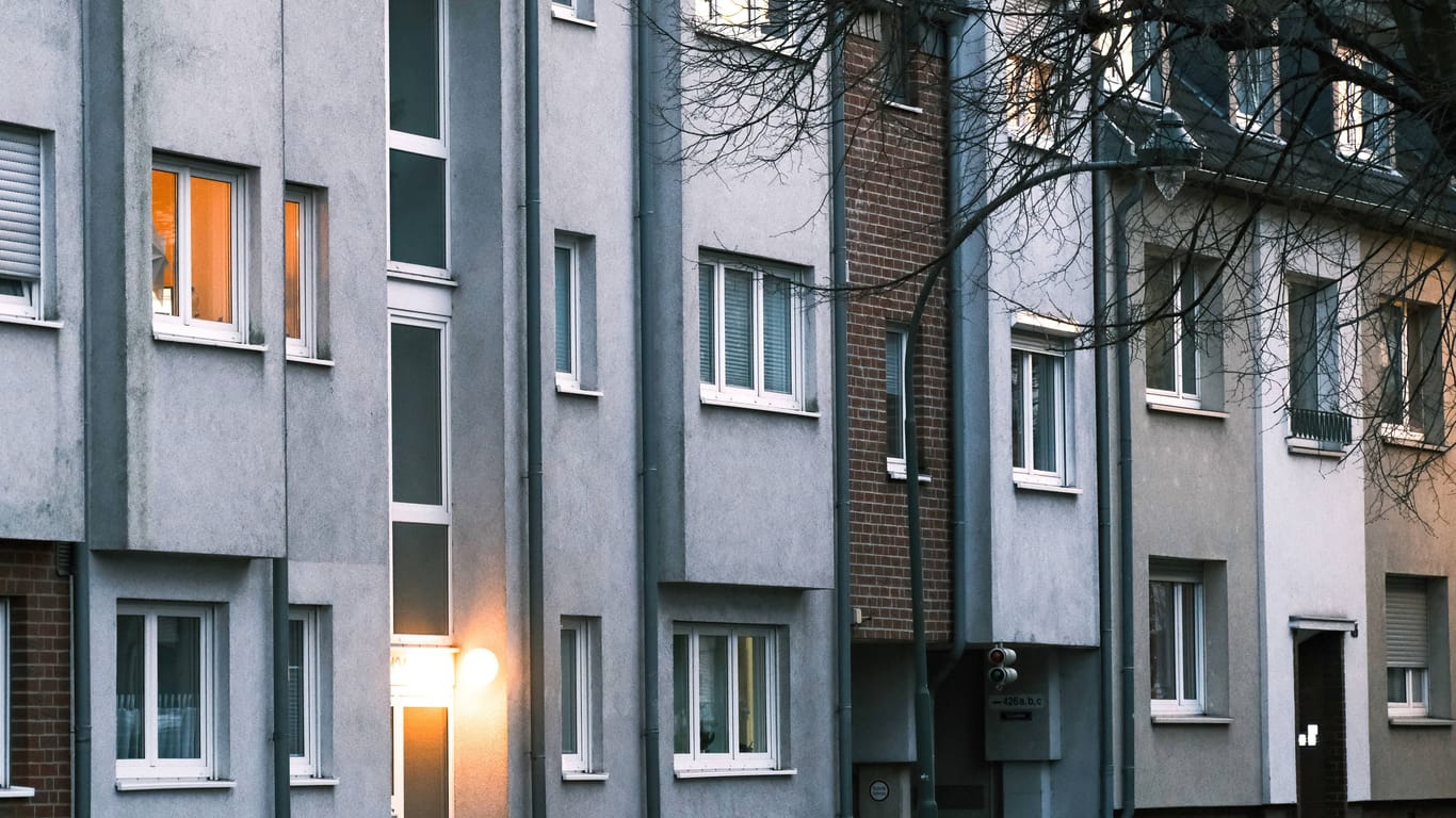Mehrfamilienhäuser (Symbolbild): Geflüchtete Menschen aus der Ukraine sind in Deutschland in vielen Fällen privat untergebracht.