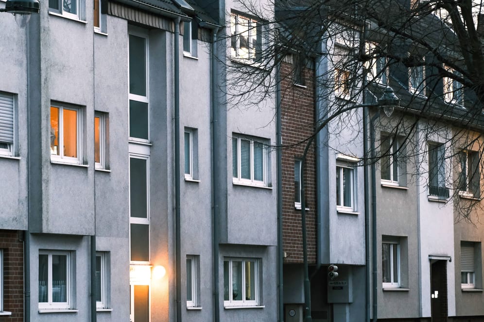 Mehrfamilienhäuser (Symbolbild): Geflüchtete Menschen aus der Ukraine sind in Deutschland in vielen Fällen privat untergebracht.
