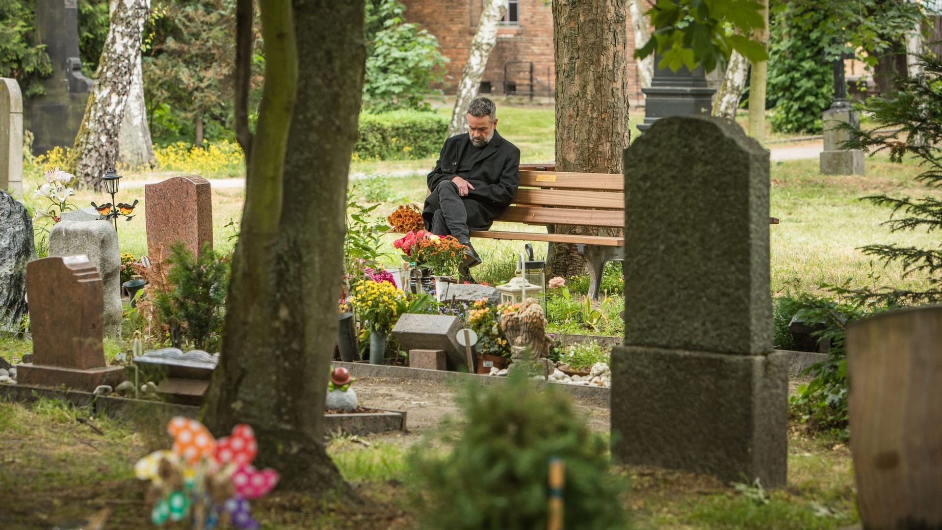 Trauer hat viele Gesichter: Einige meiden den Friedhof mit dem Grab des geliebten Menschen komplett, andere verbringen dort sehr viel Zeit.