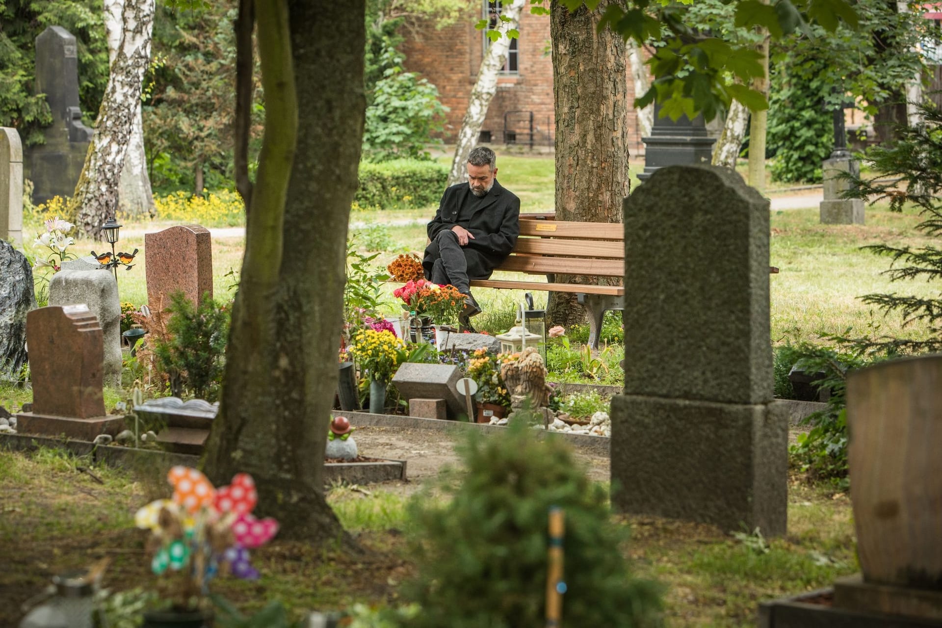Trauer hat viele Gesichter: Einige meiden den Friedhof mit dem Grab des geliebten Menschen komplett, andere verbringen dort sehr viel Zeit.