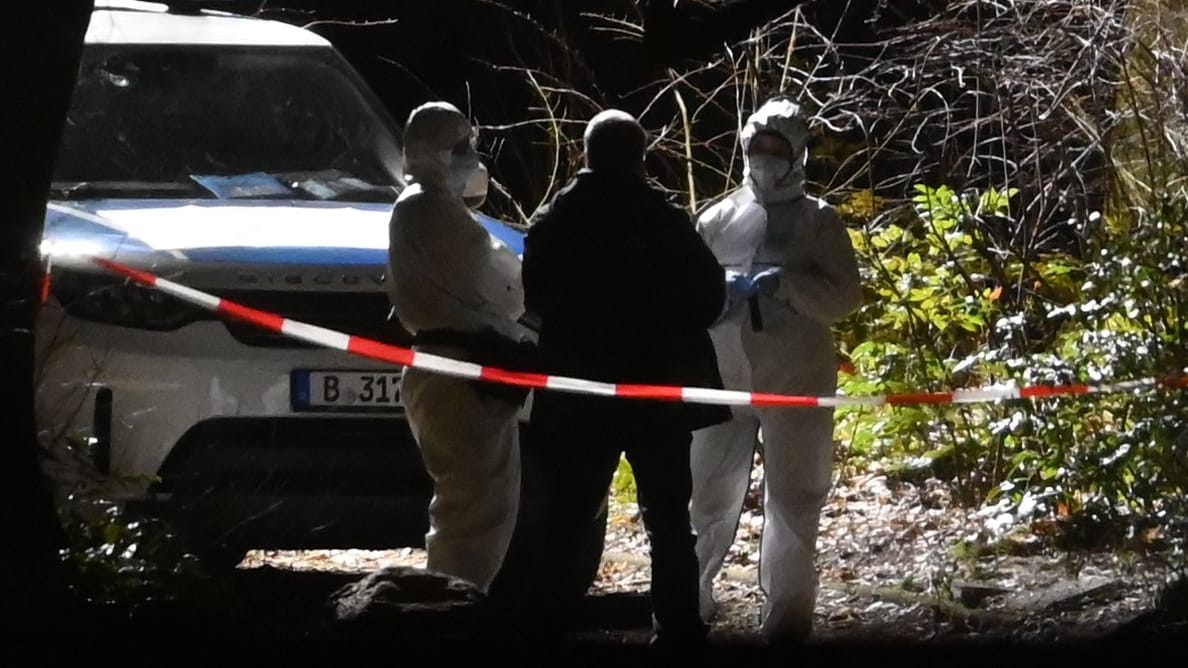 Beamte im Park: Eine Spaziergängerin hatte das Kind nach stundenlanger Suche im Dickicht entdeckt. Beamte im Park: Eine Spaziergängerin hatte das Kind nach stundenlanger Suche im Dickicht entdeckt.