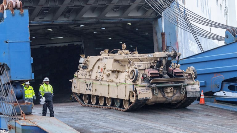 Ein Panzer wird entladen (Archivfoto): Bereits 2022 lieferten die USA zahlreichen Militärequipment mithilfe des Schiffs "Arc Endurance" nach Bremerhaven.