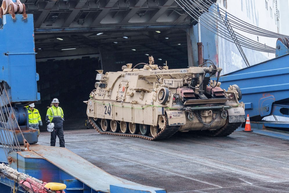 Ein Panzer wird entladen (Archivfoto): Bereits 2022 lieferten die USA zahlreichen Militärequipment mithilfe des Schiffs "Arc Endurance" nach Bremerhaven.