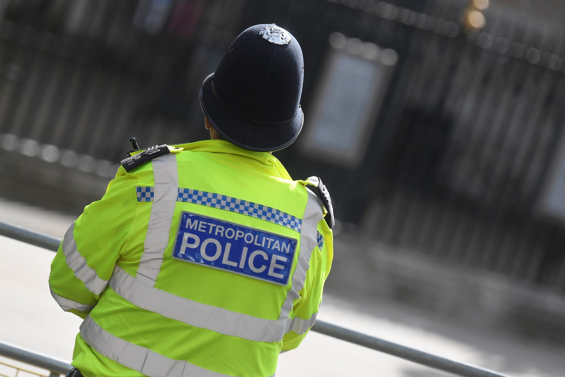 Ein britischer Polizist (Symbolbild): Vor Gericht hat jetzt ein 53-Jähriger gestanden, Bankkarten seines toten Mitbewohners benutzt zu haben.