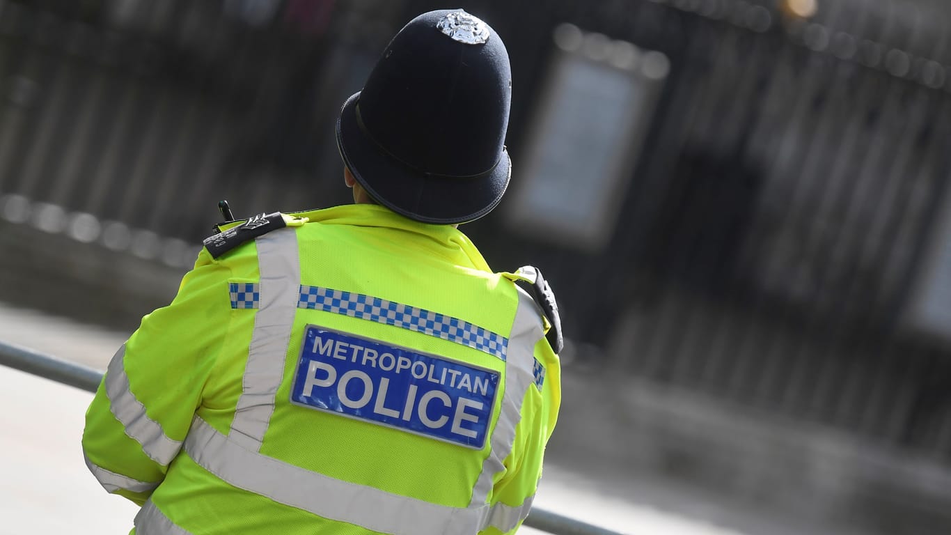 Ein britischer Polizist (Symbolbild): Vor Gericht hat jetzt ein 53-Jähriger gestanden, Bankkarten seines toten Mitbewohners benutzt zu haben.