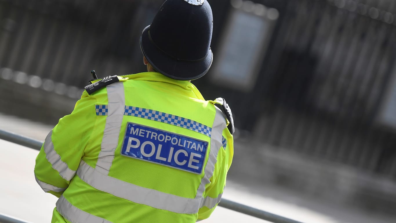 Ein britischer Polizist (Symbolbild): Vor Gericht hat jetzt ein 53-Jähriger gestanden, Bankkarten seines toten Mitbewohners benutzt zu haben.