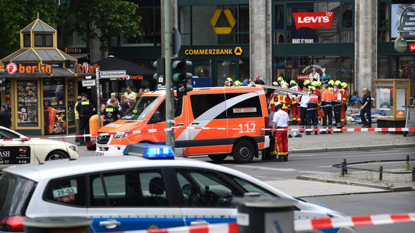 Polizei und Rettungsdienste sichern das Areal nach der Todesfahrt am Kurfürstendamm: Eine Frau verstarb.