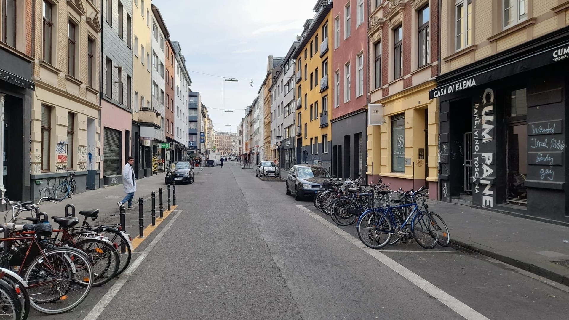 Die Kyffhäuserstraße an Weiberfastnacht.