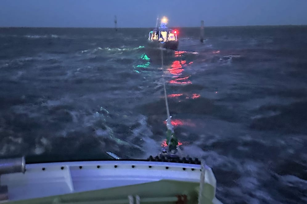 Ein Seenotrettungsboot schleppt die Inselfähre vor Ostfriesland ab.