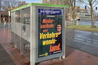 Ein Foto mit einem der Fake-Plakate: Auch in Hannover waren mehrere Plakate zu sehen, die der echten Grünen Wahlwerbung gleichen.