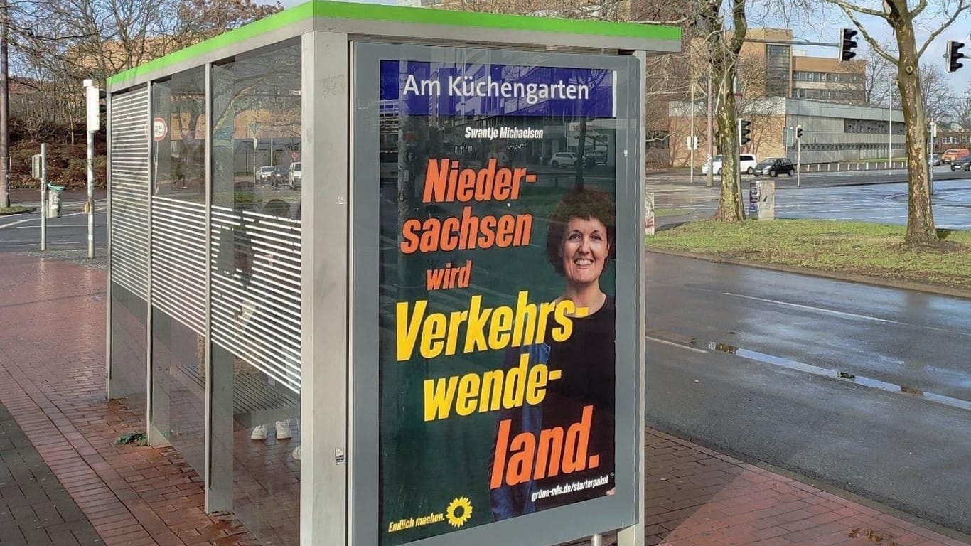 Ein Foto mit einem der Fake-Plakate: Auch in Hannover waren mehrere Plakate zu sehen, die der echten Grünen Wahlwerbung gleichen.