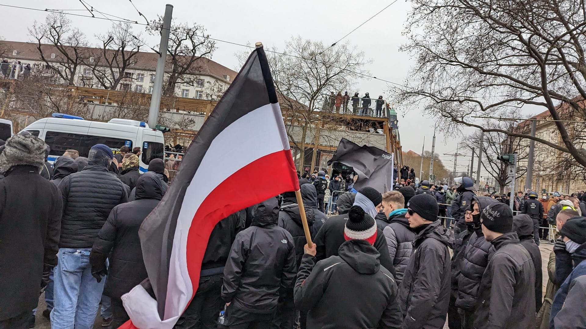 Am Dippoldiswalder Platz geht es plötzlich nicht mehr weiter: Der Trauermarsch steht mehreren hundert Gegendemonstranten gegenüber.