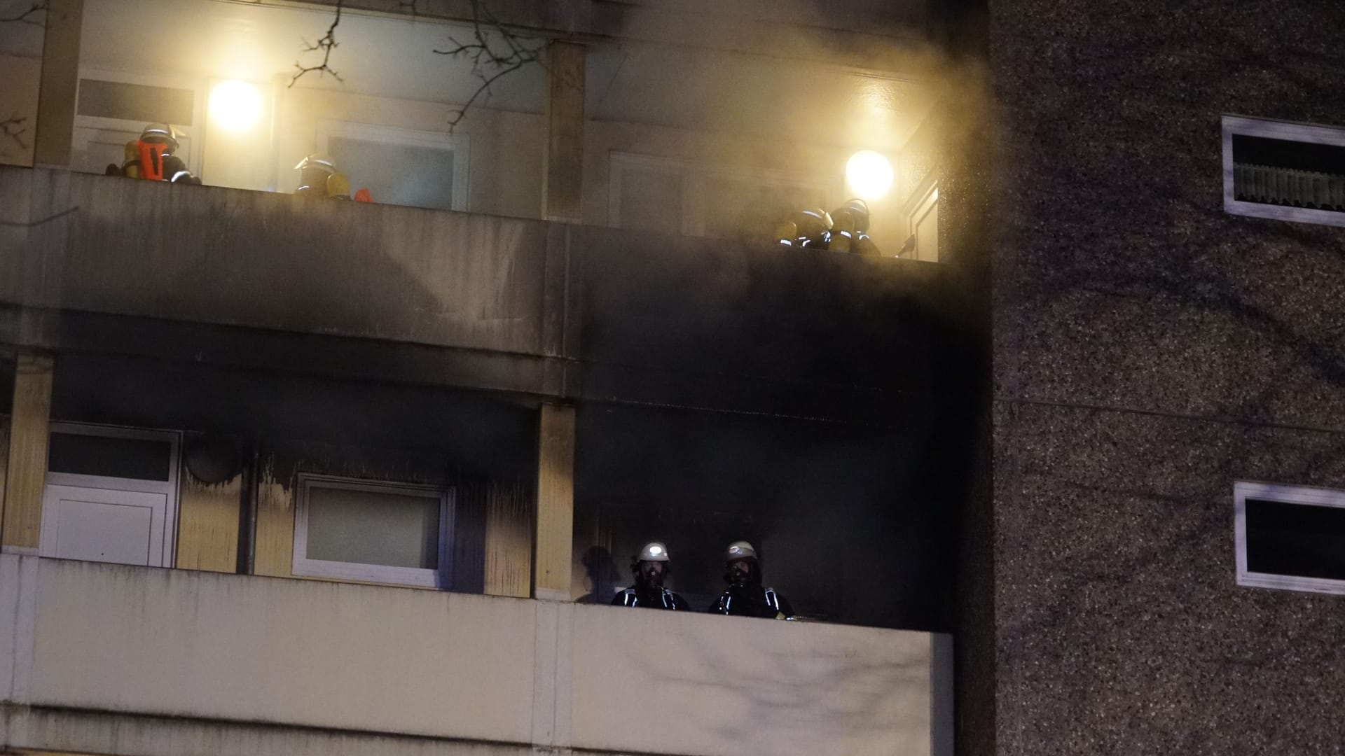 Eine vierköpfige Familie ist bei einem Wohnungsbrand in Hamburg-Mümmelmannsberg von der Feuerwehr gerettet worden