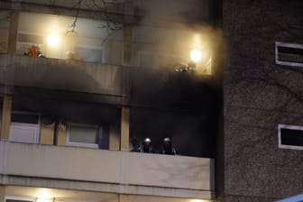 Eine vierköpfige Familie ist bei einem Wohnungsbrand in Hamburg-Mümmelmannsberg von der Feuerwehr gerettet worden