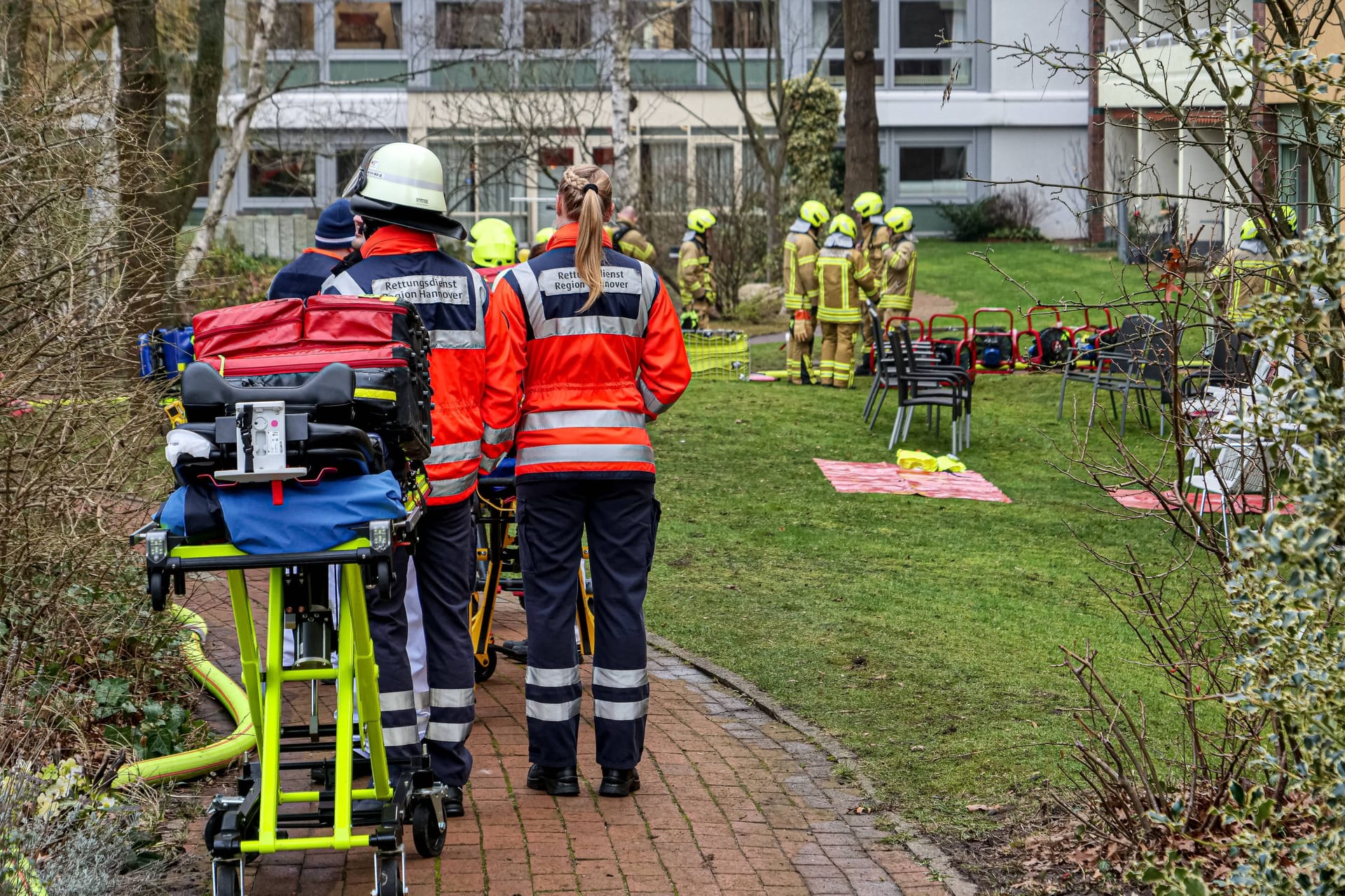 Großeinsatz für Feuerwehr im GDA Wohnstift Kleefeld: Bei Löscharbeiten entdeckten Rettungsdienst eine leblose Person.