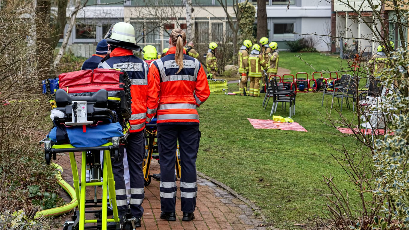 Großeinsatz für Feuerwehr im GDA Wohnstift Kleefeld: Bei Löscharbeiten entdeckten Rettungsdienst eine leblose Person.