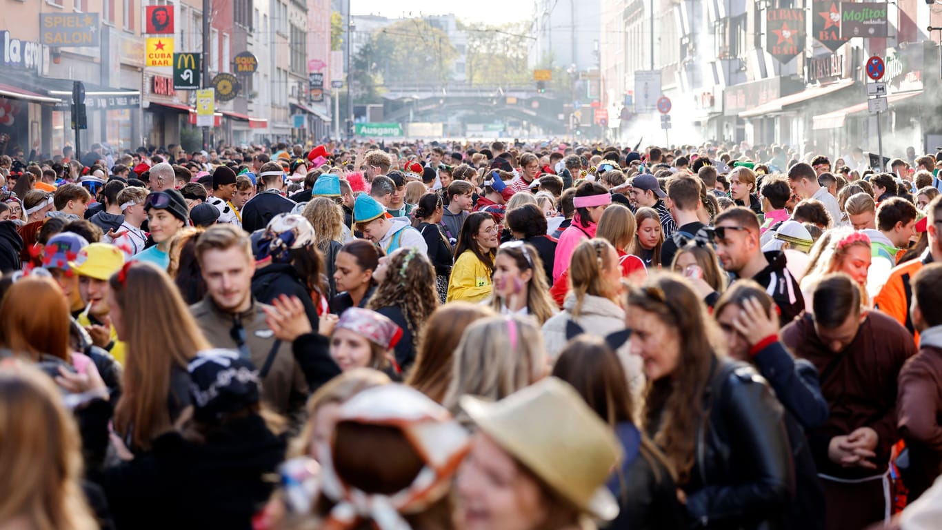 Kwartier Latäng: Menschenmassen beim Auftakt des Kölner Karnevals auf der Zülpicher Straße.