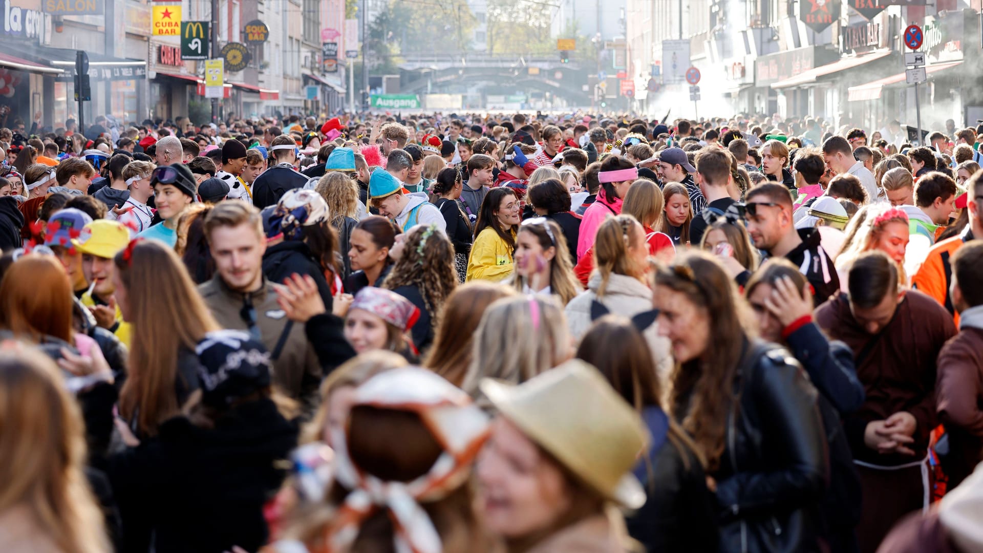 Kwartier Latäng: Menschenmassen beim Auftakt des Kölner Karnevals auf der Zülpicher Straße.