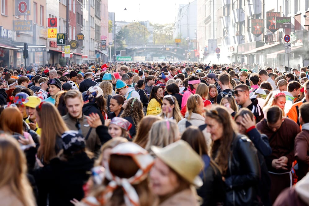 Kwartier Latäng: Menschenmassen beim Auftakt des Kölner Karnevals auf der Zülpicher Straße.