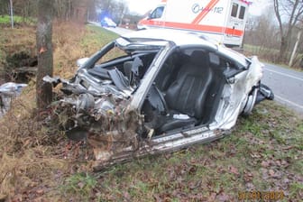 Das total beschädigte Unfallfahrzeug: Der Fahrer war mit seinem Mercedes wahrscheinlich zu schnell unterwegs.