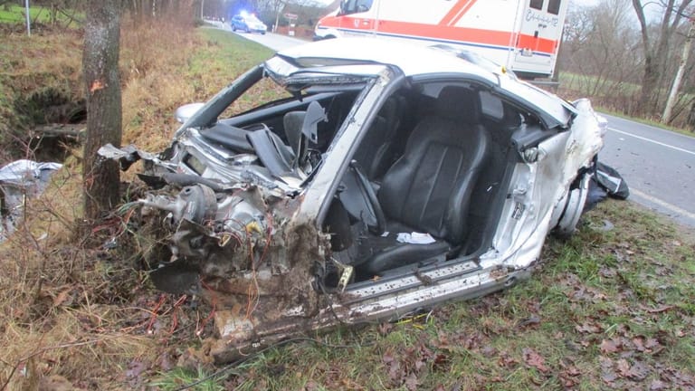 Das total beschädigte Unfallfahrzeug: Der Fahrer war mit seinem Mercedes wahrscheinlich zu schnell unterwegs.