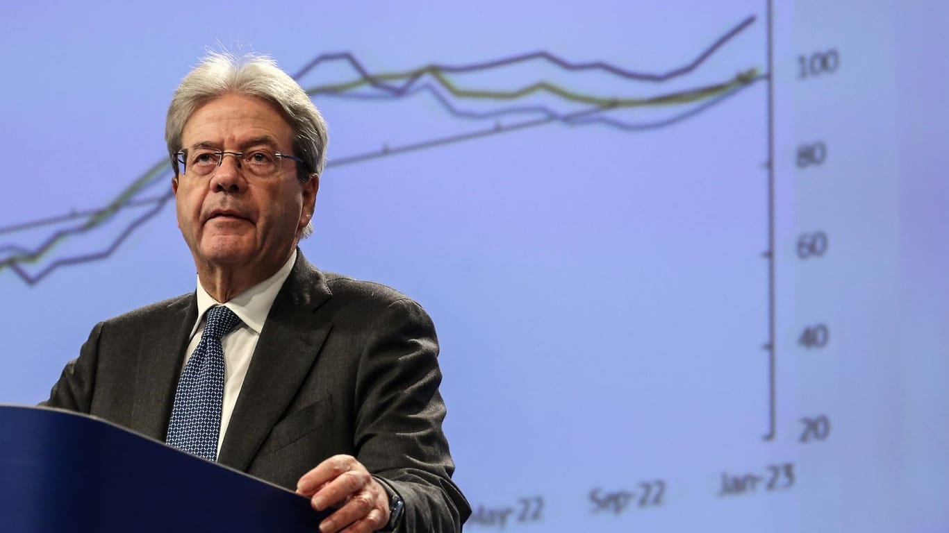 Belgien (Brüssel): Paolo Gentiloni, EU-Wirtschaftskommissar, stellt bei einer Pressekonferenz die Winter-Wirtschaftsprognose 2023 der Europäischen Kommission vor.