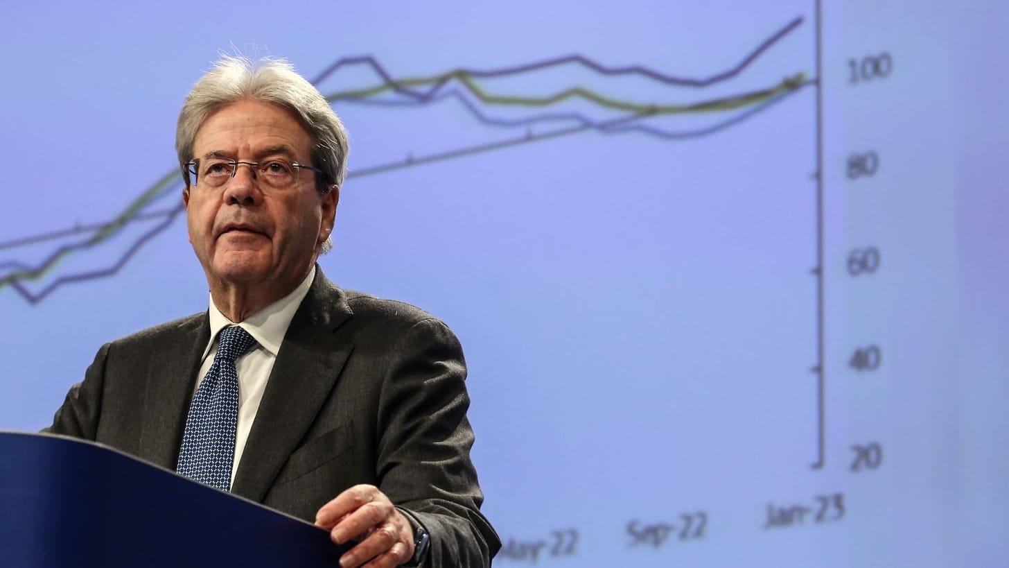 Belgien (Brüssel): Paolo Gentiloni, EU-Wirtschaftskommissar, stellt bei einer Pressekonferenz die Winter-Wirtschaftsprognose 2023 der Europäischen Kommission vor. Belgien (Brüssel): Paolo Gentiloni, EU-Wirtschaftskommissar, stellt bei einer Pressekonferenz die Winter-Wirtschaftsprognose 2023 der Europäischen Kommission vor.