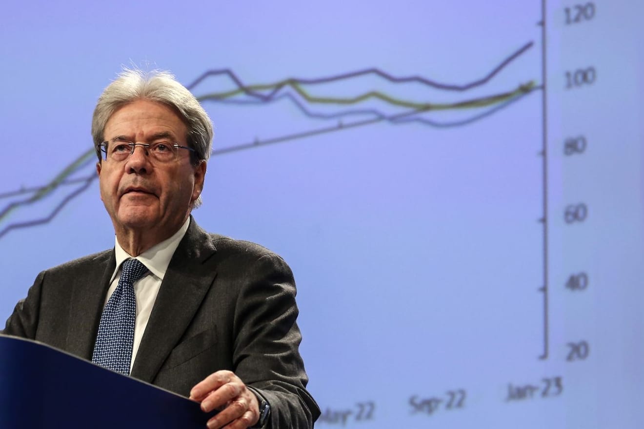 Belgien (Brüssel): Paolo Gentiloni, EU-Wirtschaftskommissar, stellt bei einer Pressekonferenz die Winter-Wirtschaftsprognose 2023 der Europäischen Kommission vor. Belgien (Brüssel): Paolo Gentiloni, EU-Wirtschaftskommissar, stellt bei einer Pressekonferenz die Winter-Wirtschaftsprognose 2023 der Europäischen Kommission vor.