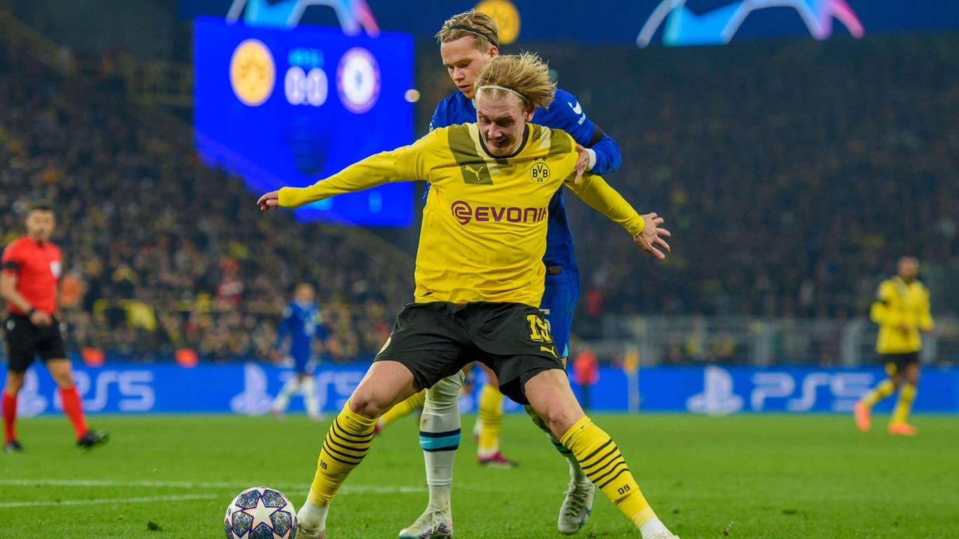 Julian Brandt: Der Dortmunder im Duell mit Mykhaylo Mudryk vom FC Chelsea.