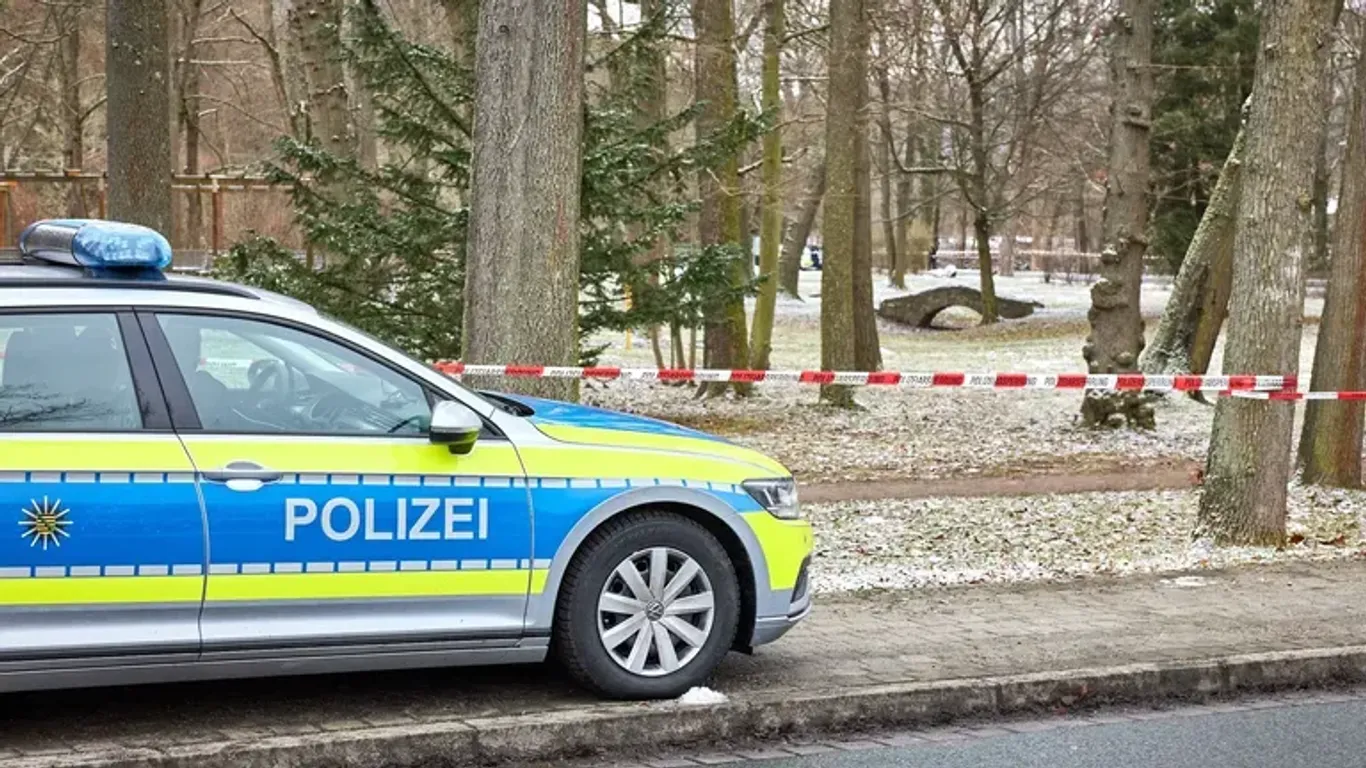 Polizeieinsatz am Samstagmorgen: Ein junger Mann wurde in Höhe der Somsdorfer Straße tot aufgefunden.