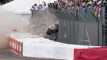 Erschreckende Szene beim Grand Prix von Großbritannien in der letzten Saison: Zhou Guanyu prallt mit seinem Alfa Romeo in einen Fangzaun an der Strecke.