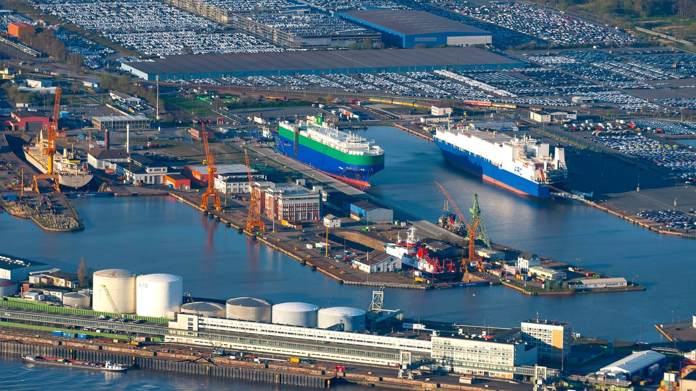 Kaiserhafen samt Autoterminal (Archivfoto): 240 Hektar groß, bietet die Fläche Platz für rund 70.000 Fahrzeuge.