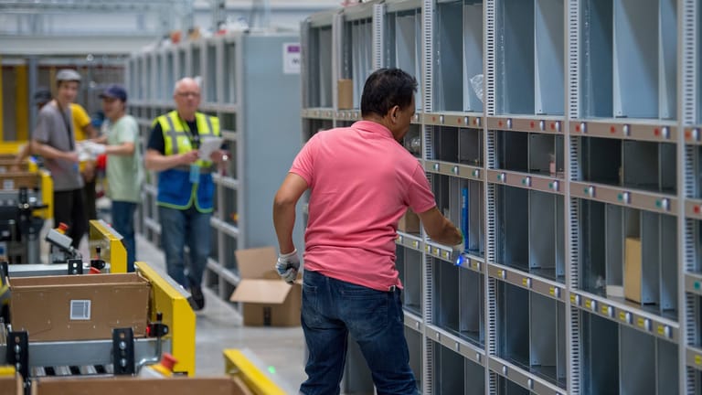 Mitarbeiter im Logistikzentrum von Amazon in Winsen: Immer wieder stehen die schlechten Arbeitsbedingungen in den Werken im Fokus.