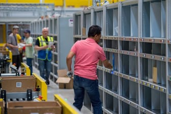 Mitarbeiter im Logistikzentrum von Amazon in Winsen: Immer wieder stehen die schlechten Arbeitsbedingungen in den Werken im Fokus.