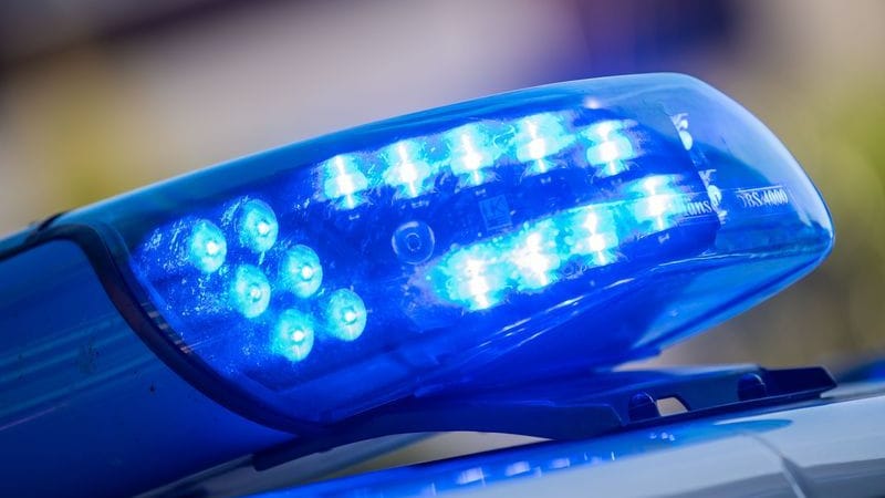 Blaulicht auf dem Dach eines Polizeiautos (Symbolfoto): An einer Wand des Jüdischen Friedhofs in Waren (Müritz) wurde das Symbol "192" entdeckt.