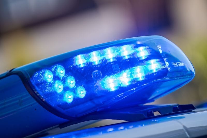 Blaulicht auf dem Dach eines Polizeiautos (Symbolfoto): An einer Wand des Jüdischen Friedhofs in Waren (Müritz) wurde das Symbol "192" entdeckt.