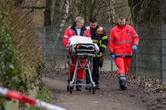 Rettungskräfte schieben eine Trage: In Hamburg wurde eine Leiche gefunden.