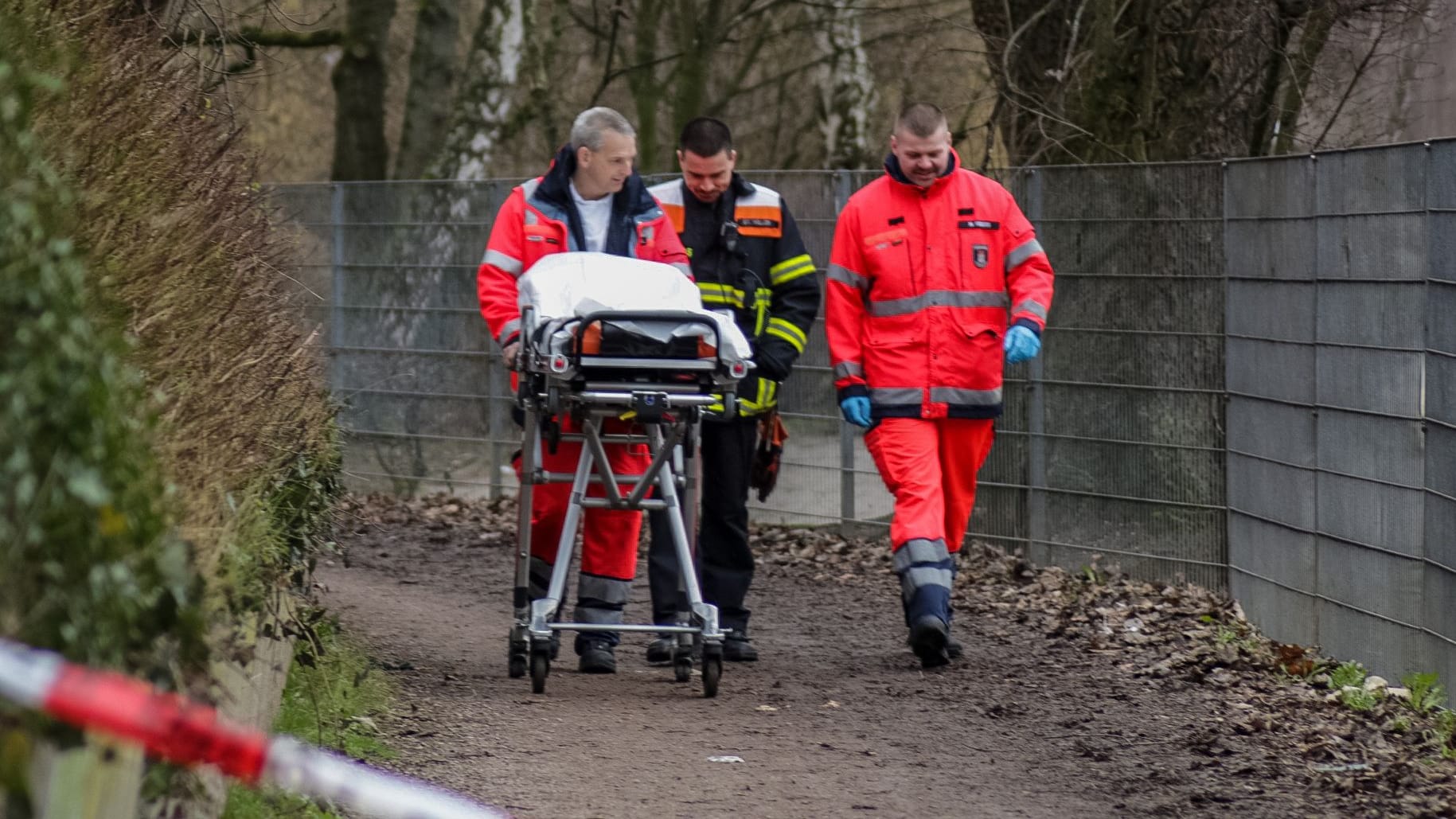 Rettungskräfte schieben eine Trage: In Hamburg wurde eine Leiche gefunden.