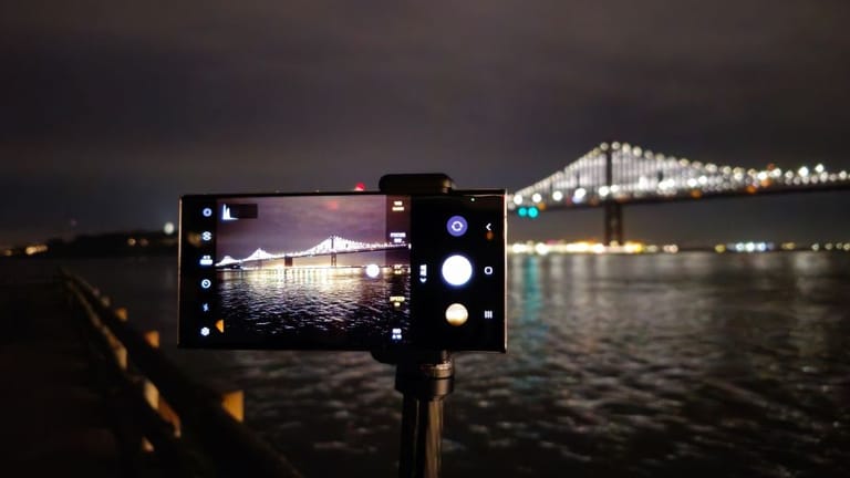 Nachtaufnahmen macht das Samsung Galaxy S23 Ultra mit beeindruckender Helligkeit.
