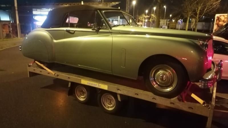 Ein Oldtimer auf einem Rastplatz in Bottrop-Süd: Die Polizei stellte das Fahrzeug sicher. Ein Oldtimer auf einem Rastplatz in Bottrop-Süd: Die Polizei stellte das Fahrzeug sicher.