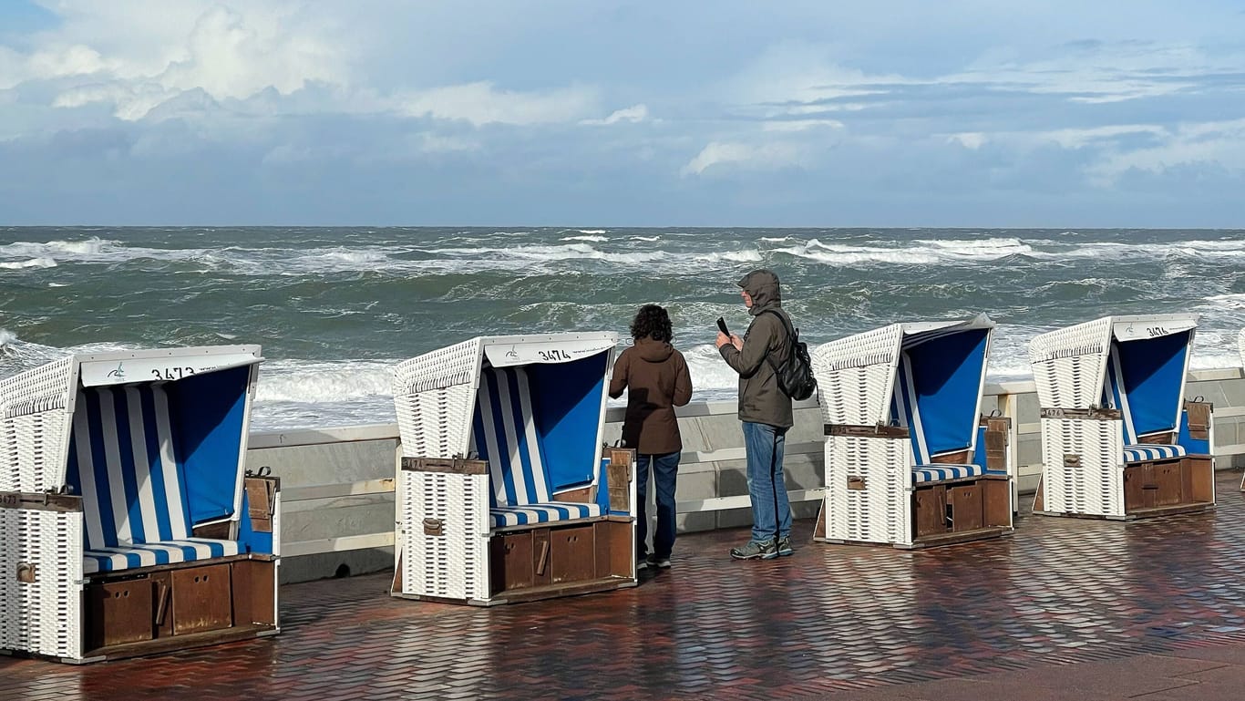 Touristen stehen zwischen Strandkörben auf der Promenade in Westerland (Symbolfoto): Das "Perfekte Dinner" auf Sylt wurde abgesagt.