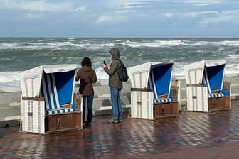 Touristen stehen zwischen Strandkörben auf der Promenade in Westerland (Symbolfoto): Das "Perfekte Dinner" auf Sylt wurde abgesagt.