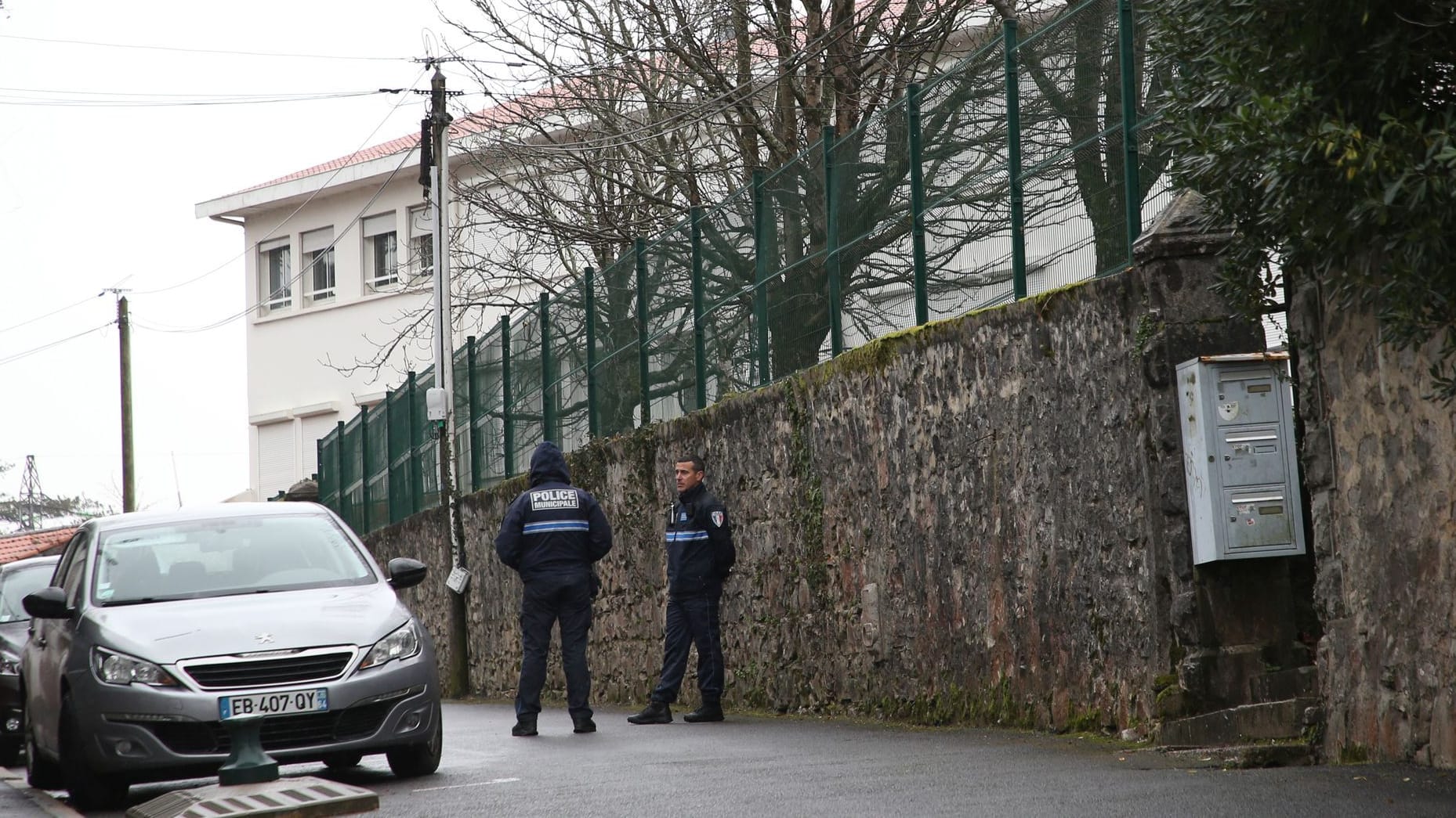 Polizisten vor der katholischen Privatschule in Saint-Jean-de-Luz: Ein Schüler hat eine Spanischlehrerin mit einem Messer tödlich verletzt. Polizisten vor der katholischen Privatschule in Saint-Jean-de-Luz: Ein Schüler hat eine Spanischlehrerin mit einem Messer tödlich verletzt.