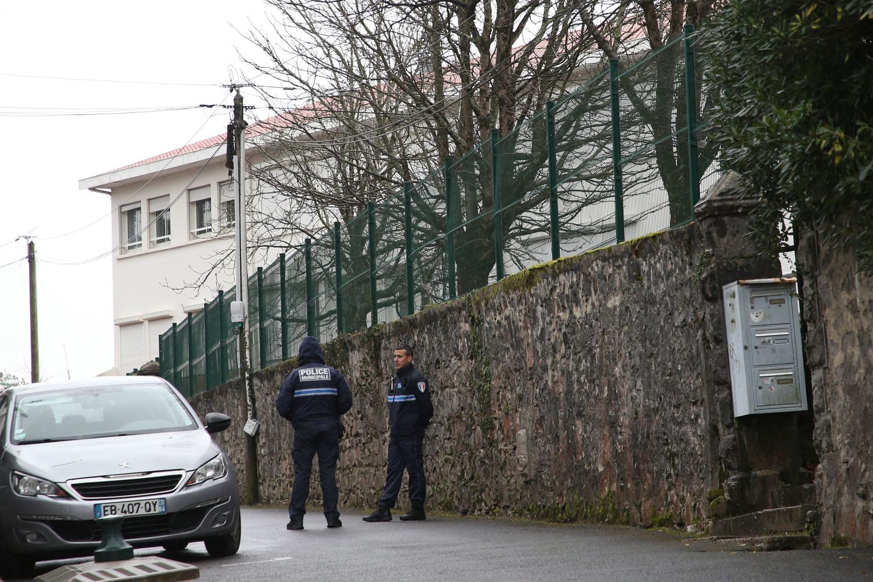 Polizisten vor der katholischen Privatschule in Saint-Jean-de-Luz: Ein Schüler hat eine Spanischlehrerin mit einem Messer tödlich verletzt.