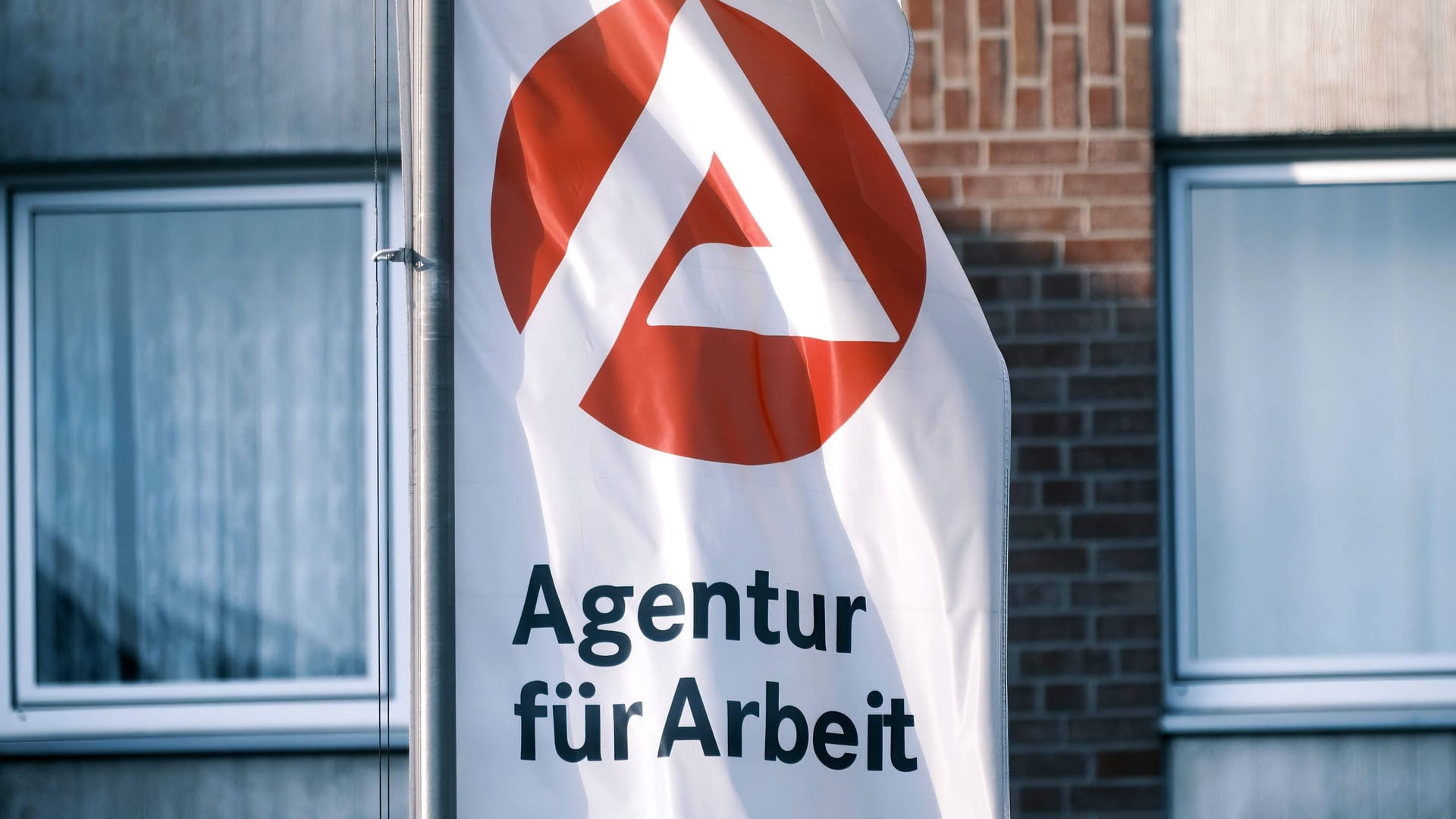 Ein Sitz der Agentur für Arbeit in Düsseldorf: Seit einigen Jahren hat sich die Arbeitslosenquote in Deutschland zwischen fünf und sehcs Prozent eingependelt.