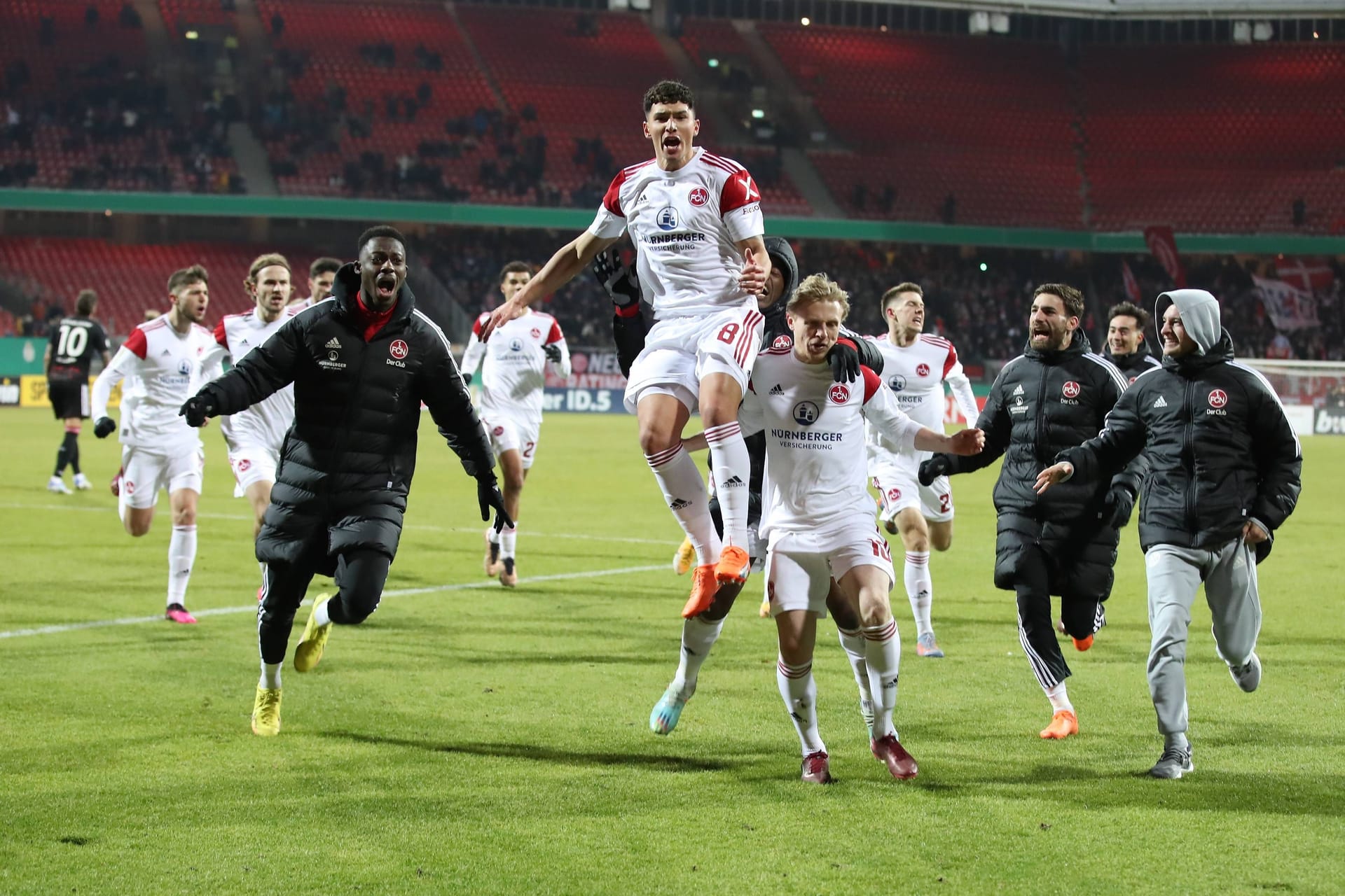 Der 1. FC Nürnberg jubelt über den späten Ausgleichstreffer.